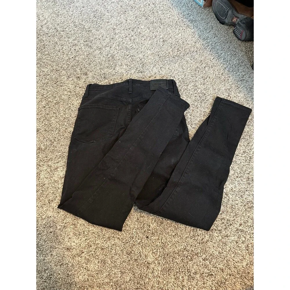 Black Levi’s 721 high rise skinny